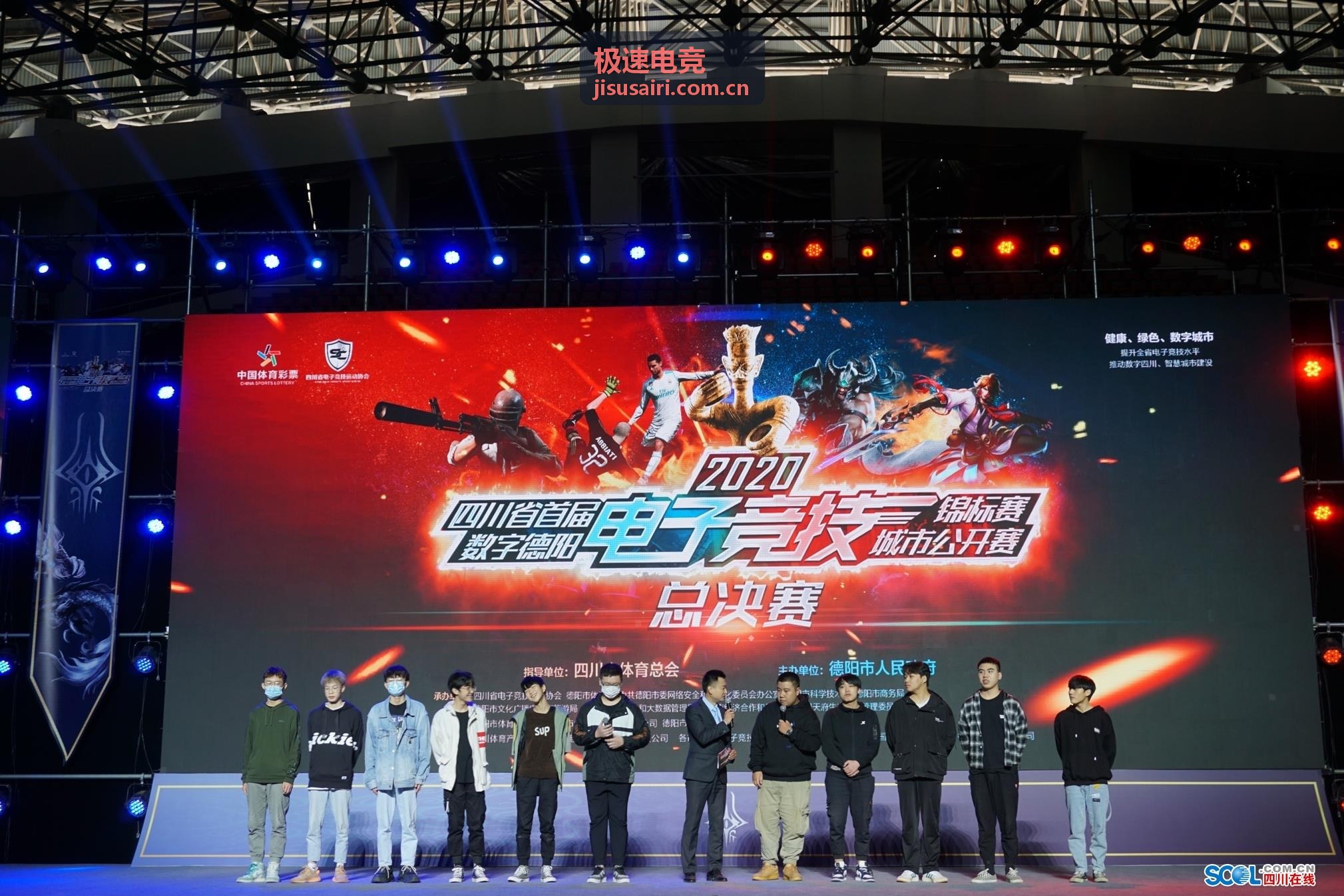 极速电竞赛事解说员工作中的声音节奏